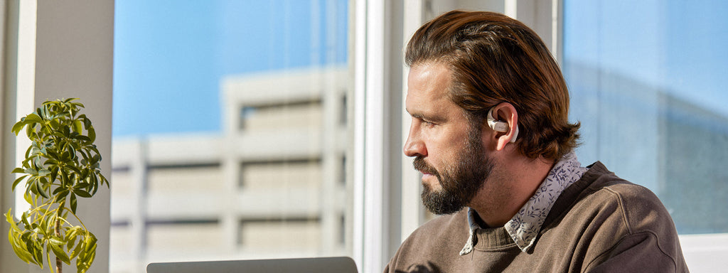 オープンイヤーヘッドホンの音漏れの心配？Shokzの解決策を解説します