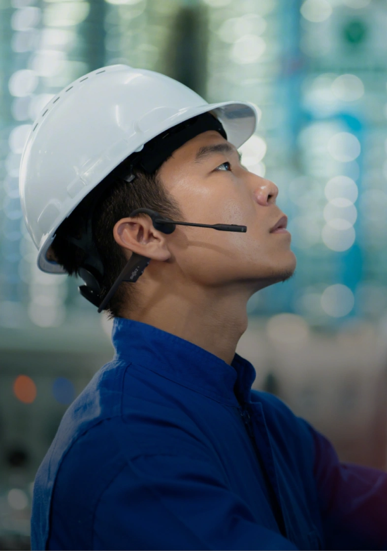 SHOKZ_OpenComm2UC_BKq_Lifestyle_4_2_1_2d101151 cccc 42fe 9936 8a8a0a859a8a