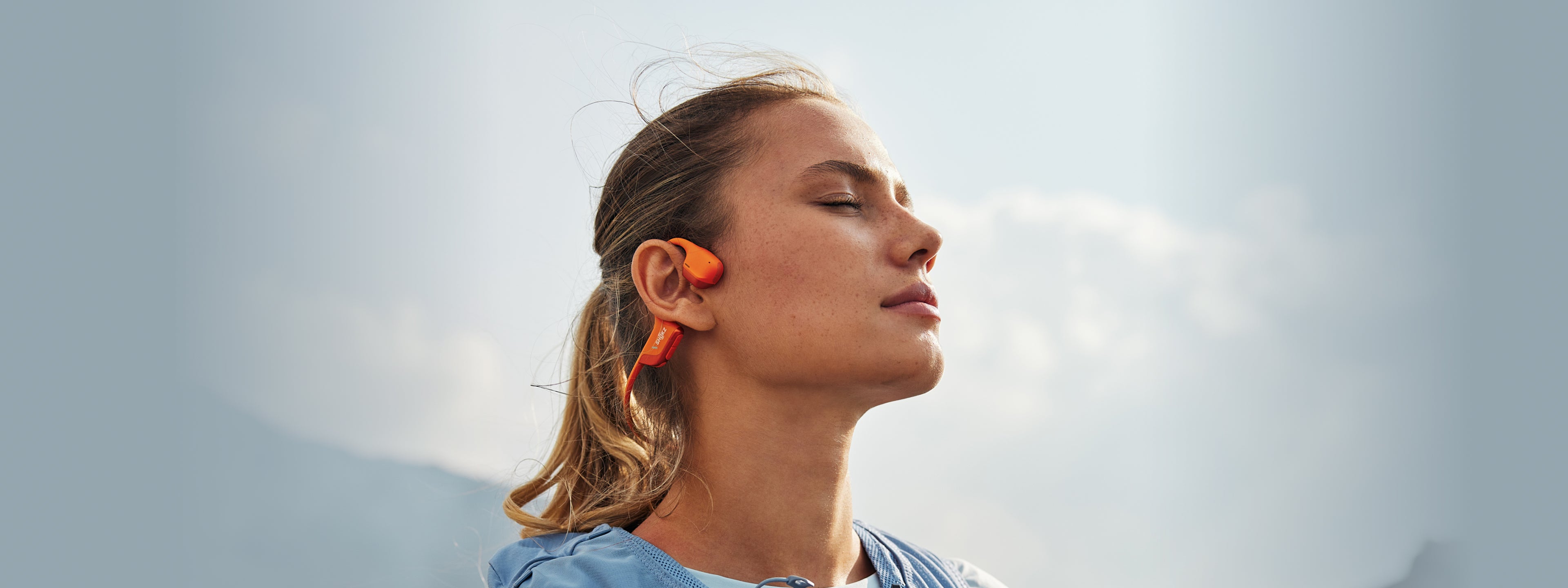 a person listening to music with headphones Janpanese