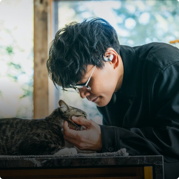 他人に迷惑をかけることなく、音楽やポッドキャストを聴きながら、交流したり、他のことをしたりできます。