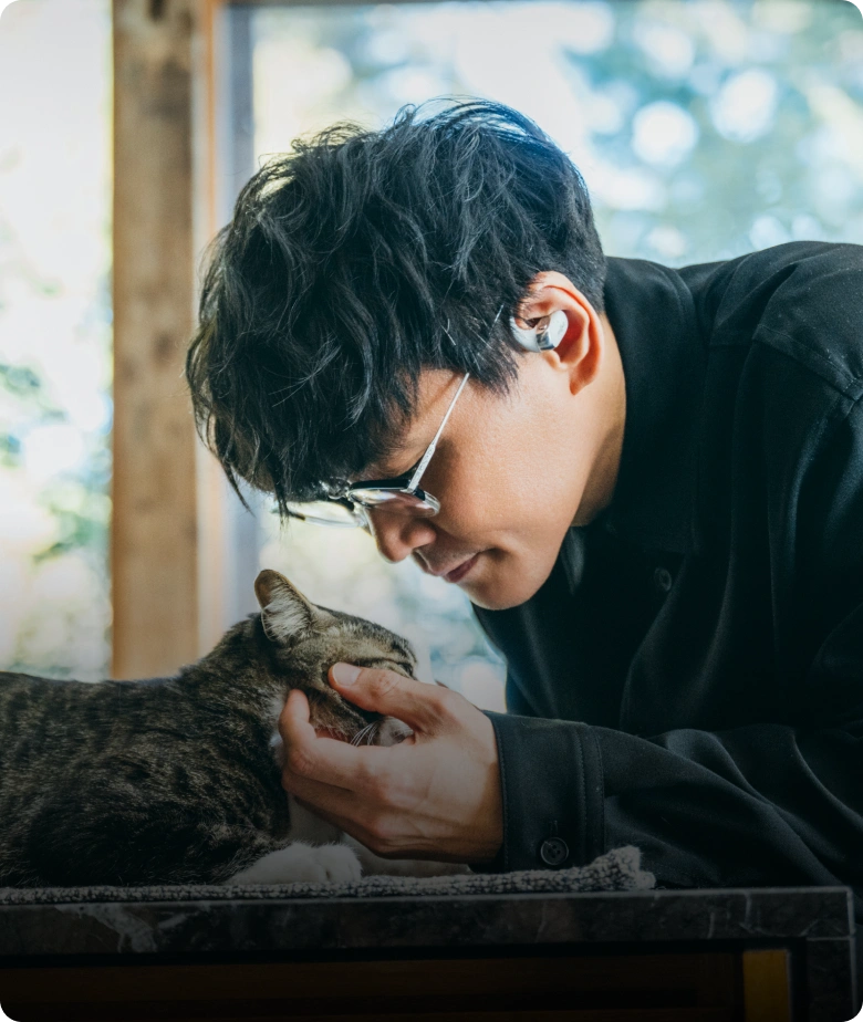 他人に迷惑をかけることなく、音楽やポッドキャストを聴きながら、交流したり、他のことをしたりできます。