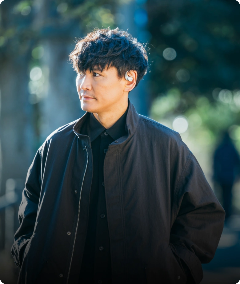 音楽を楽しみながら、通りや公園で犬を散歩させている時も、周囲への注意は怠らないようにしましょう。