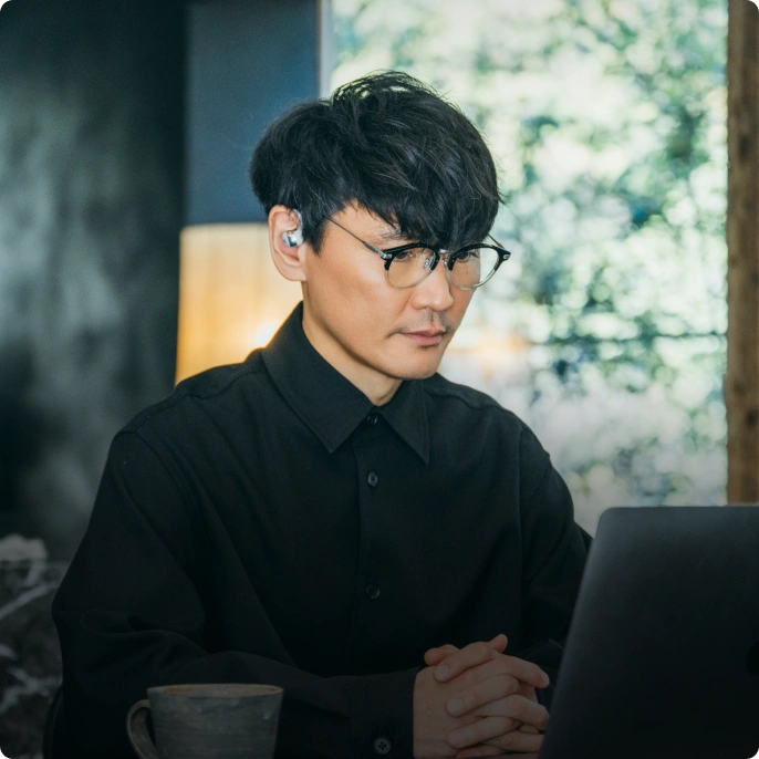 在宅勤務中に音楽やポッドキャストを聴きながら、家族が自分の名前を呼んでいるのも聞こえます。