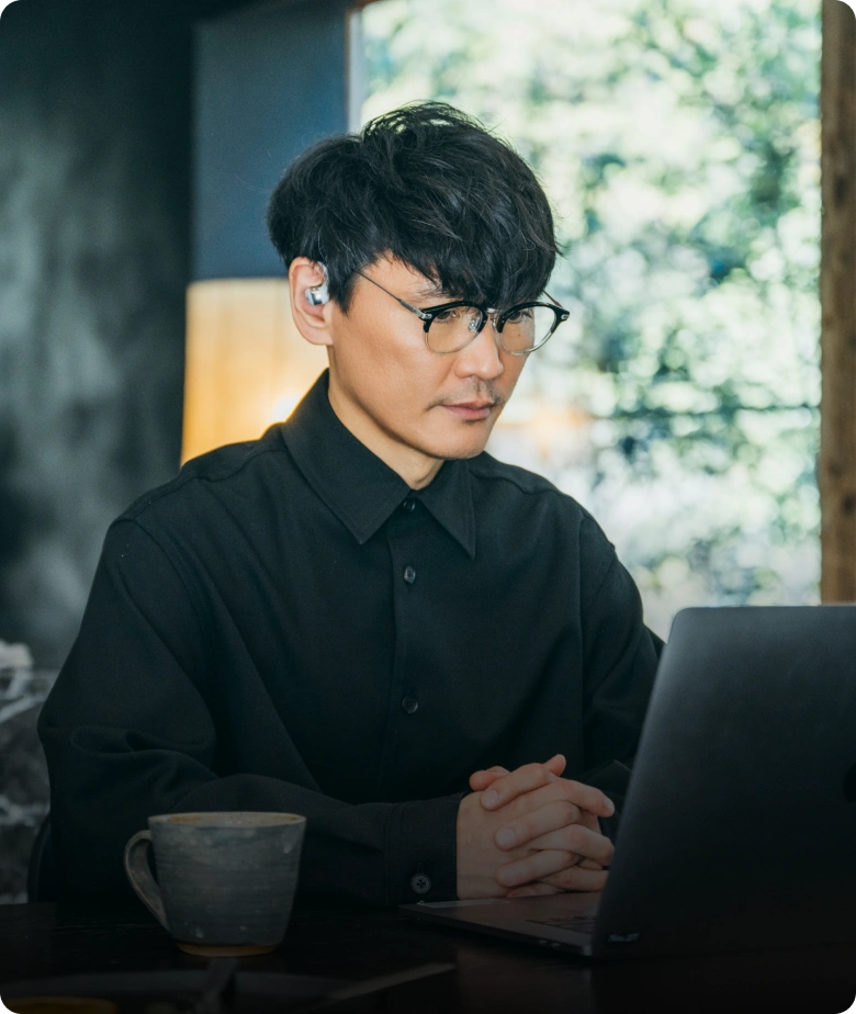 在宅勤務中に音楽やポッドキャストを聴きながら、家族が自分の名前を呼んでいるのも聞こえます。